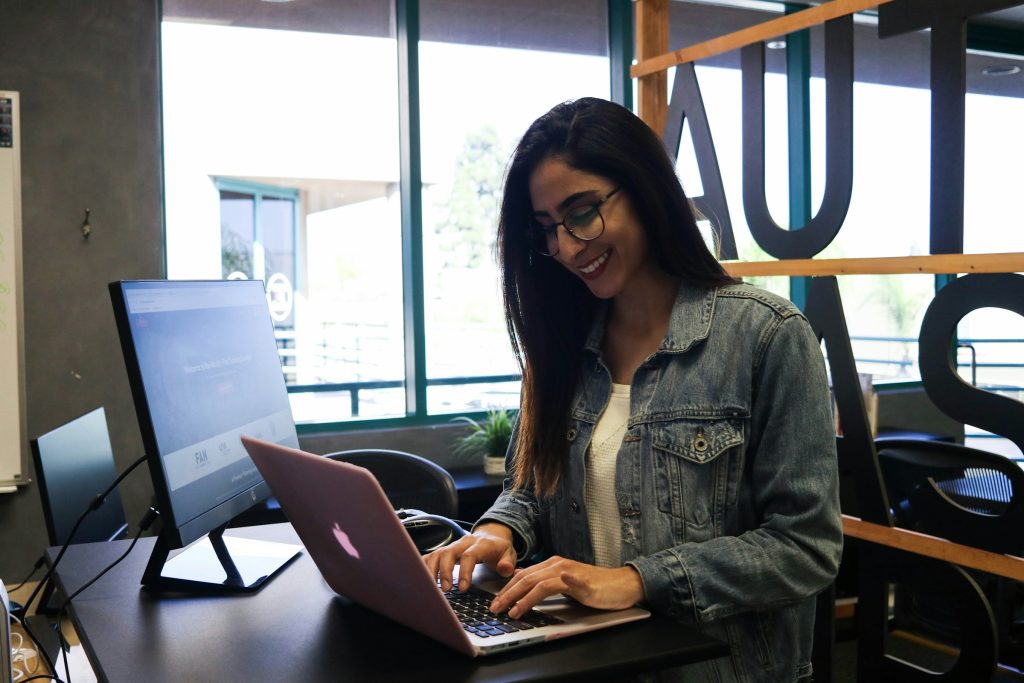 campaign-creators-btdKvnsGuFs-unsplash woman on a laptop - seo bots
