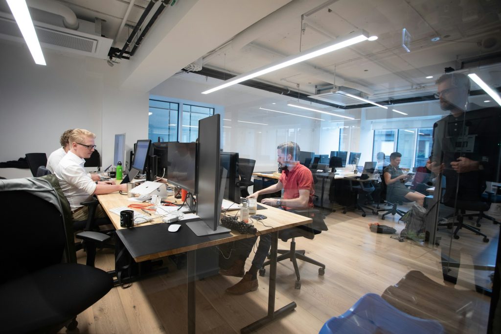 redmind-studio-7j757-dJnew-unsplash employees having a meeting - seo bots